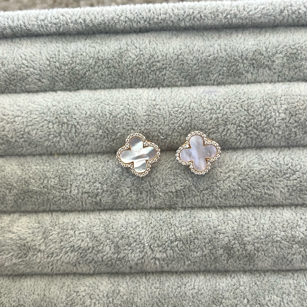 Gorgeous clover stud earrings, pearly color!